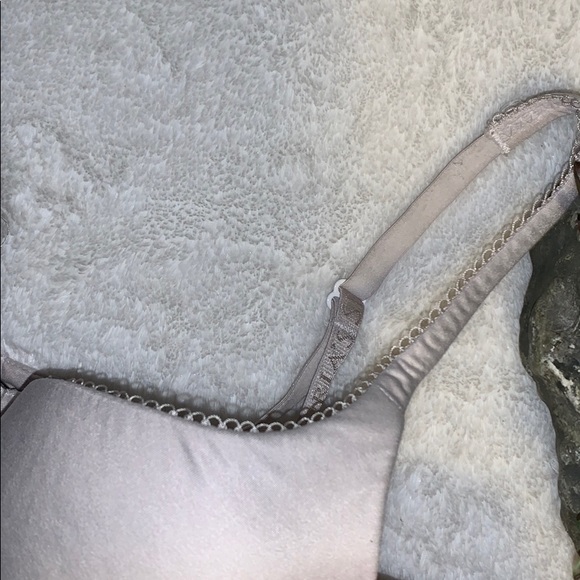 White comfy Victoria’s Secret t-shirt bra. - Picture 5 of 8